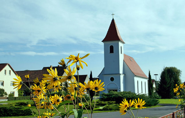 Die Kapelle auf dem Dorfplatz in Saalau